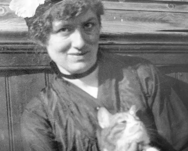 En kvinna med hatt och en katt i famnen, en av många svenska poeter under 1900-talet.