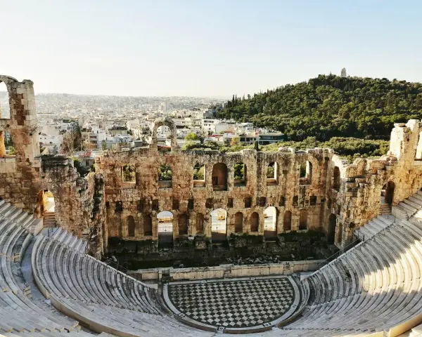 Odeon of Herodes Atticus i Aten, ett mästerverk av grekisk kultur, med sina stenbänkar och ruiner som blickar ut över staden.