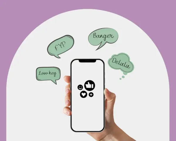 En hand håller en mobil med sociala medie-ikoner. Runt mobilen finns pratbubblor med ord som "FYP", "Banger", "Delulu" och "Low key", som är exempel på ungdomsspråk och slang.