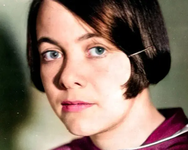Närbild på Karin Boye med intensiv blick. Hennes dikter lever vidare.