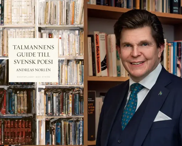 Andreas Norlén, med en svensk flagga på kavajen, presenterar sin bok "Talmannens guide till svensk poesi" bland bokhyllor. En modig synonym för "cesur" kan vara "djärv".