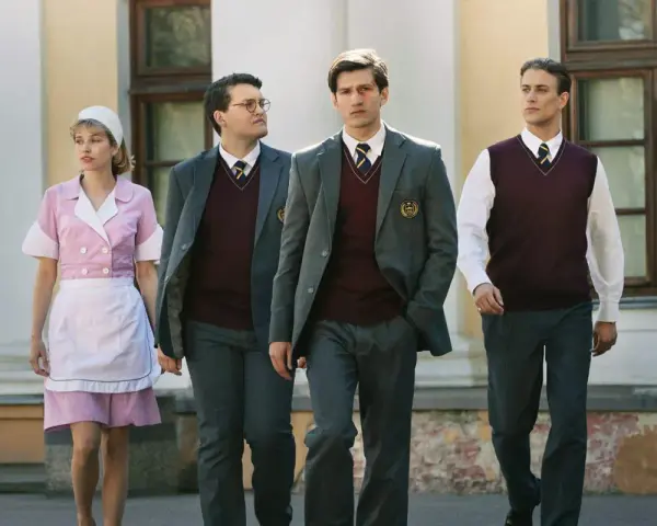 En flicka i rosa uniform och tre pojkar i skoluniform går. En sammanfattning av ondskan bok kan handla om deras öden.