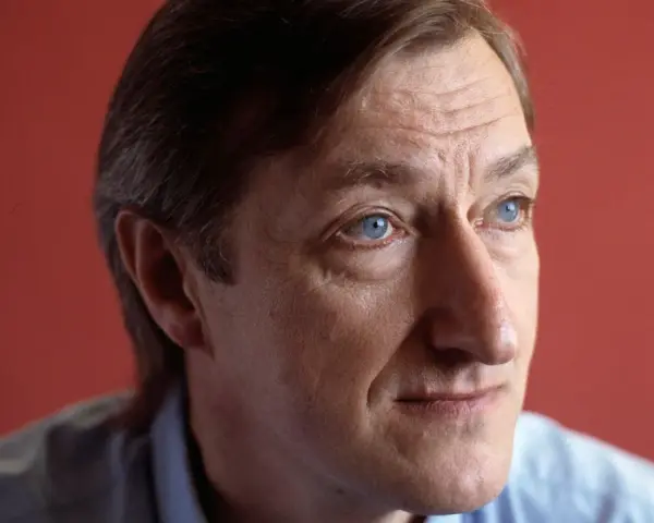 Julian Barnes, med sina blå ögon och rynkor som vittnar om livets gång, blickar ut mot horisonten.