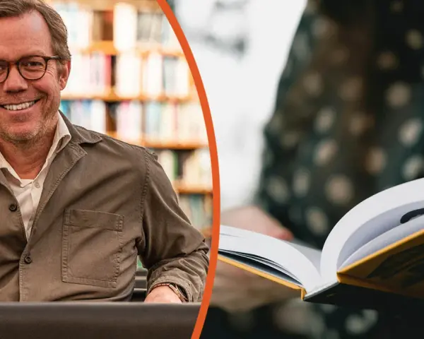 Glad man med glasögon ler vid en bokhylla. En person läser en bok, vilket visar dess betydelse.