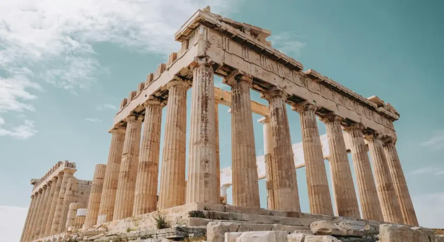 Parthenon i Aten, en byggnad som får en att undra vad betyder epos. Imponerande pelare mot en klarblå himmel.