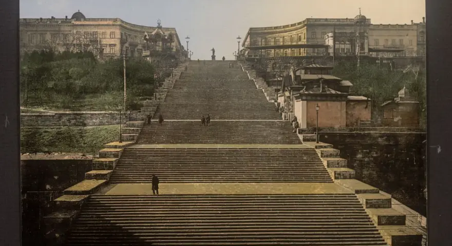 Enorma trappor leder upp mot ståtliga byggnader i en stad som Isaak Babel kunde ha beskrivit.