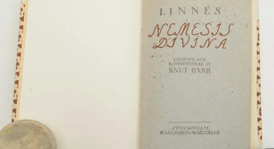 Öppnad bok med titeln "Linnés Nemesis Divina", utgiven och kommenterad av Knut Barr. Stockholm, Wahlström & Widstrand.