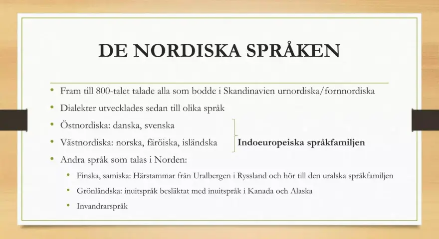 Bilden visar en presentation om de nordiska språken, som tillhör den indoeuropeiska språkfamiljen. Den beskriver hur urnordiska utvecklades till dagens skandinaviska språk.