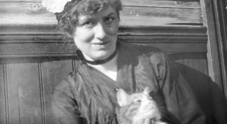 En kvinna med hatt och en katt i famnen, en av många svenska poeter under 1900-talet.