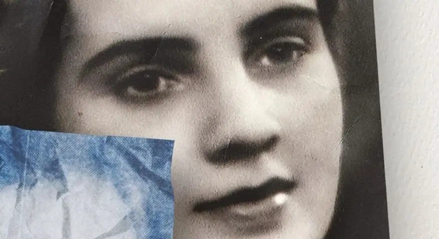 Närbild på Gunilla Boethius ansikte, en gammal svartvit bild med en bit blått tyg över vänstra delen.