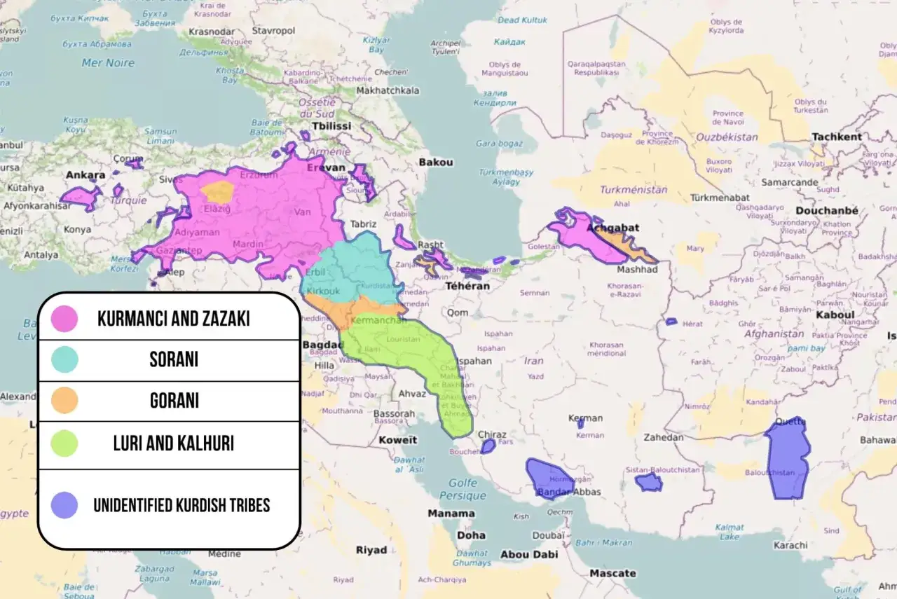 Karta visar kurdiska spr&aring;kens utbredning. Kurmanji och zazaki talas i lila omr&aring;den, sorani i turkost, gorani i orange och luri/kalhuri i ljusgr&ouml;nt.