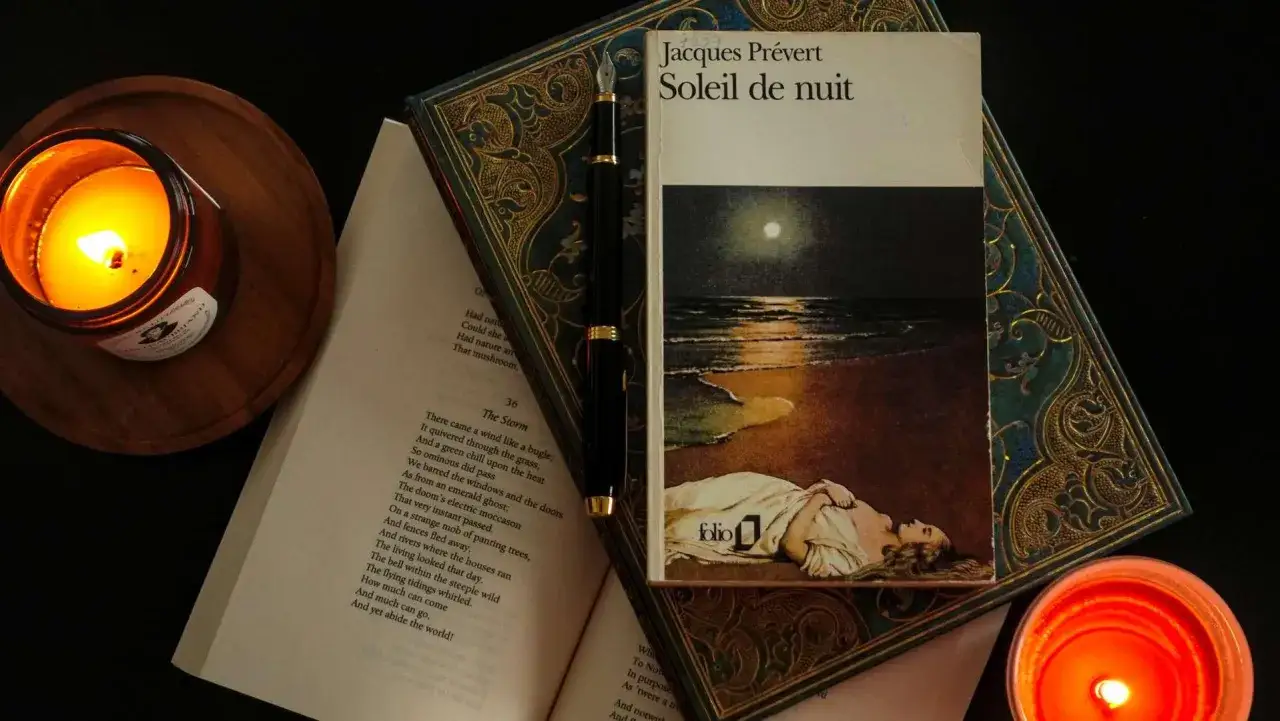 En bok med Jacques Pr&eacute;verts franska dikt 