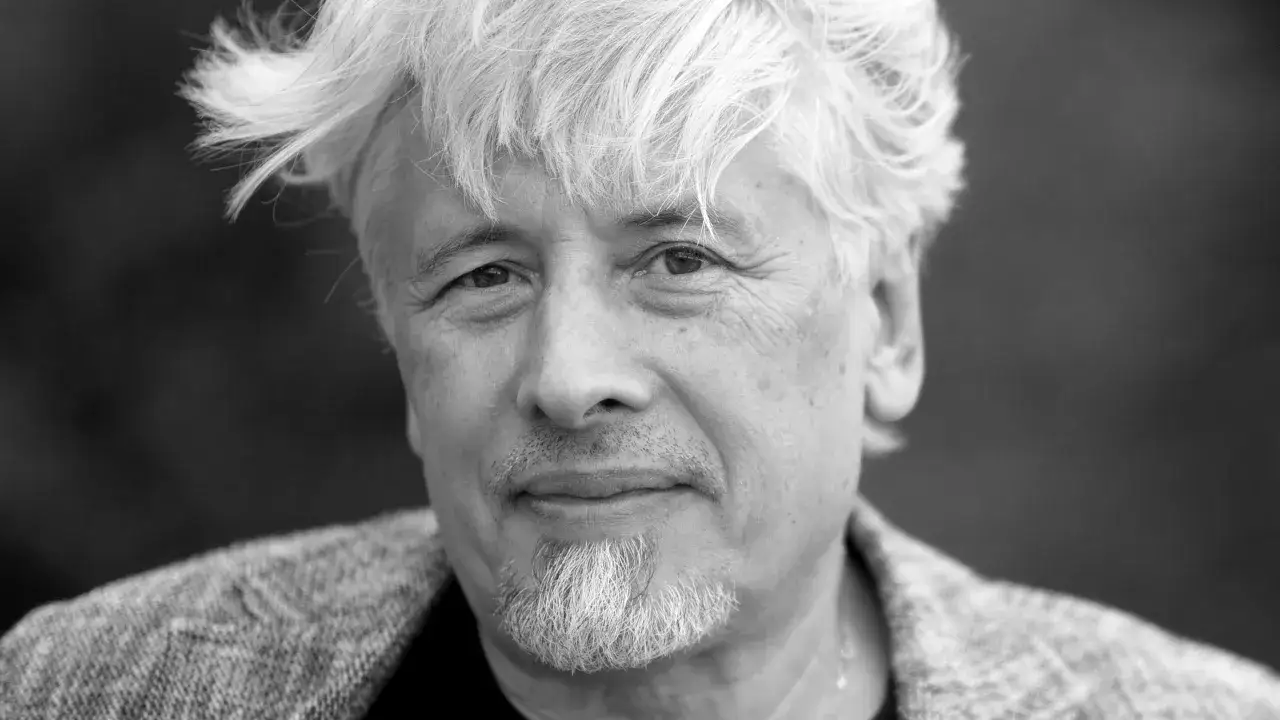 Vladimir Sorokin, med sitt karaktäristiska vita hår och getskägg, blickar mot betraktaren.