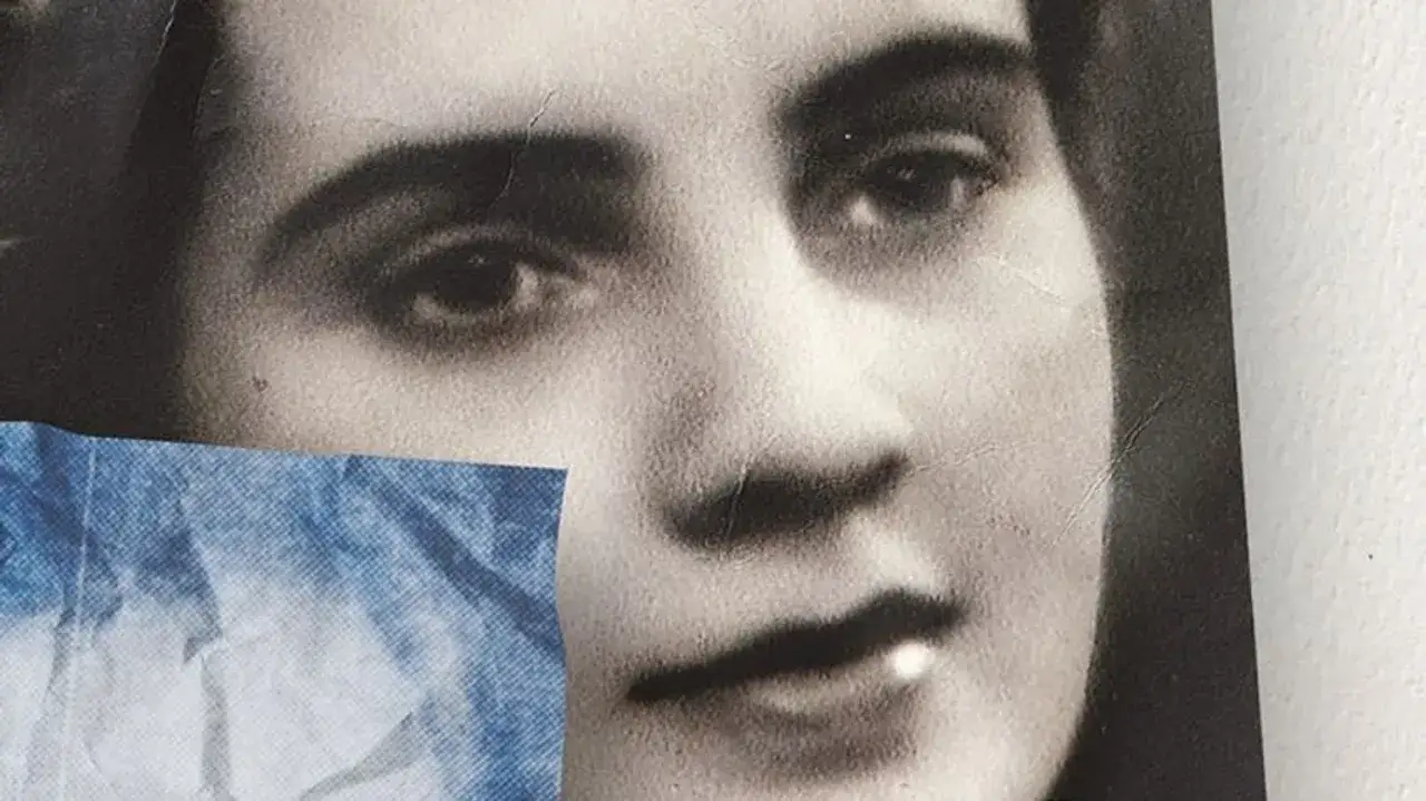 Närbild på Gunilla Boethius ansikte, en del av en gammal bild med en blå tygbit över.