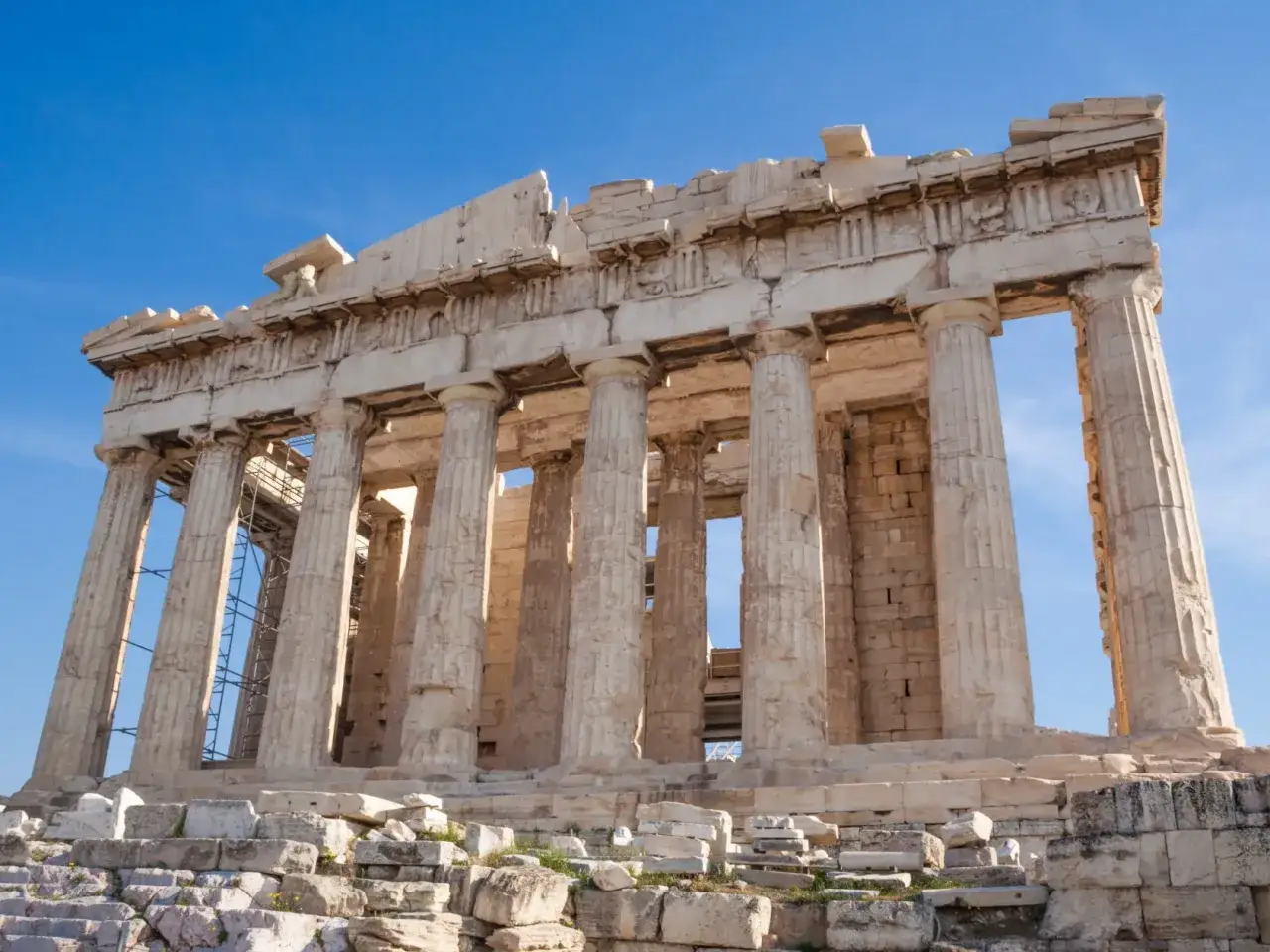Parthenon, ett m&auml;sterverk av antika greker, med sina imponerande pelare mot en klarbl&aring; himmel.