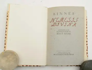 Öppnad bok med titeln "Linnés Nemesis Divina", utgiven och kommenterad av Knut Barr. Stockholm, Wahlström & Widstrand.